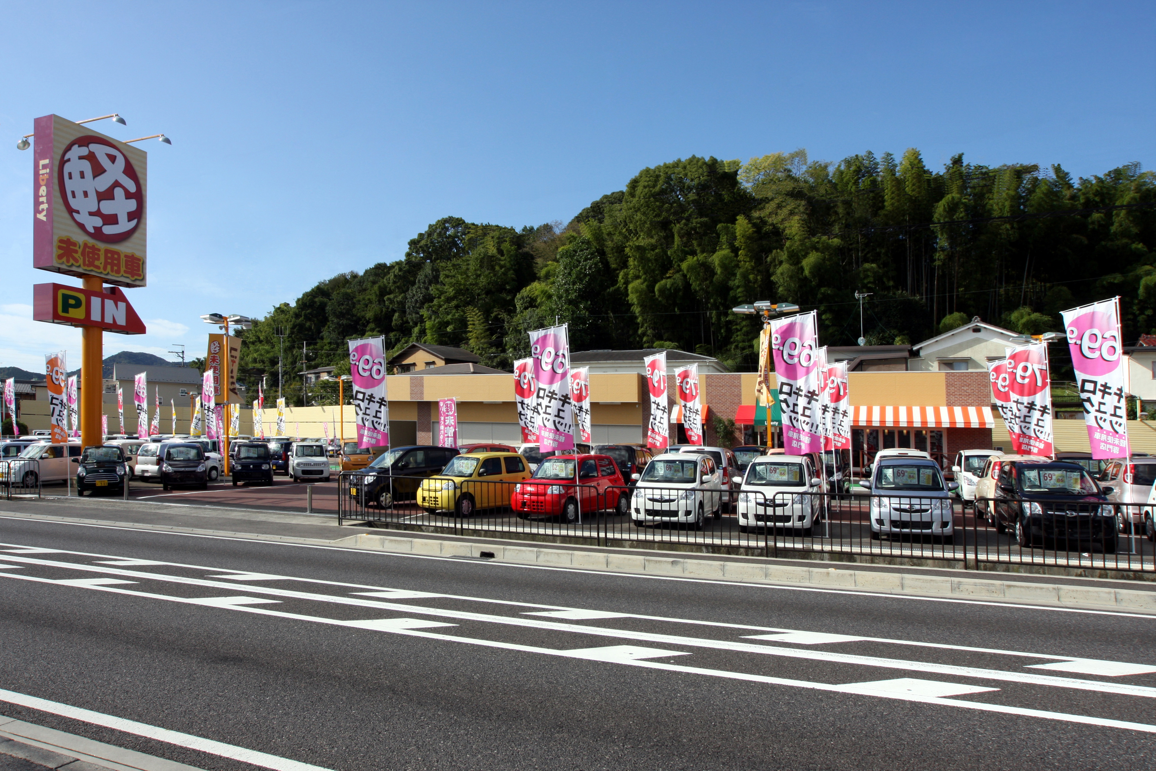 大津市で軽自動車をお探しなら!! グループ総在庫約2000台のリバティ大津店へ!!
