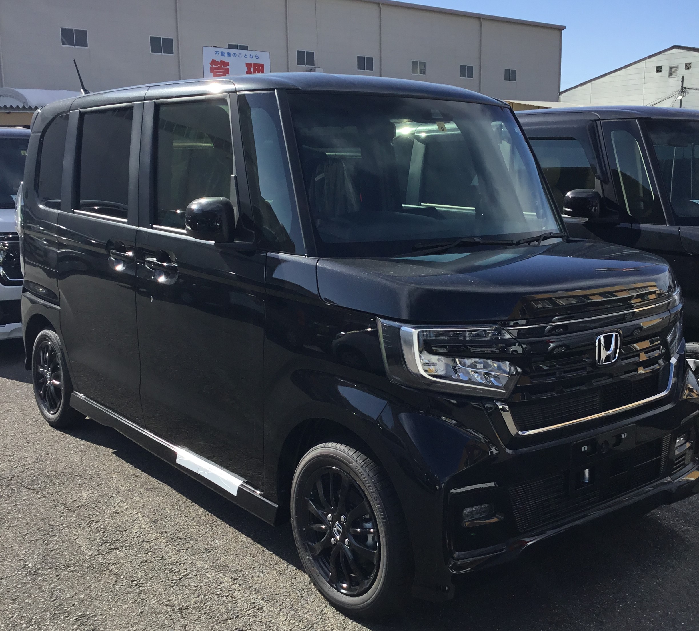 【人気No.1】ホンダの軽自動車「N-BOX」の長所・短所までお話しします。大阪府でホンダ「N-BOX」を買うならリバティで!