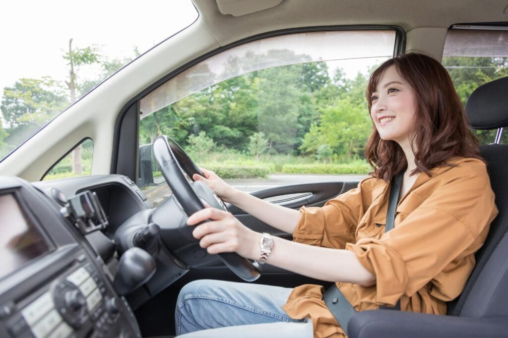 笑顔で運転する女性