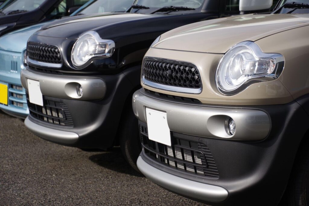 並べられている車のフロント部分
