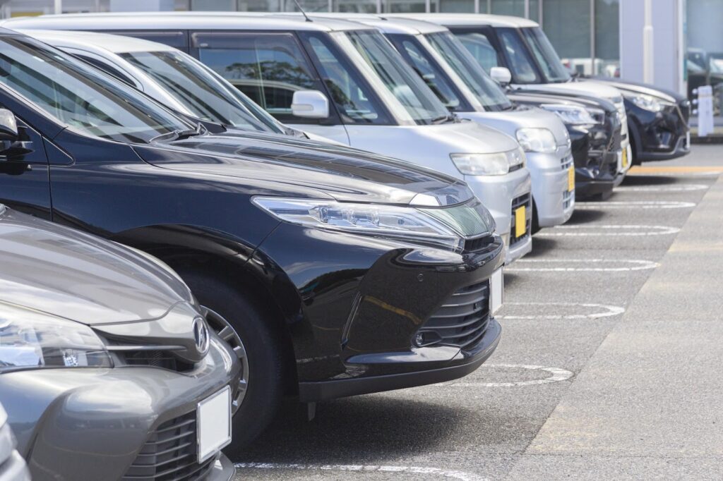 並んでいるさまざまな種類の車
