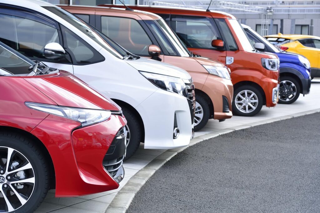 一列に並んでいるさまざまなカラーの車