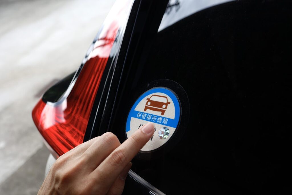 自動車のリアガラスに貼付された保管場所標章