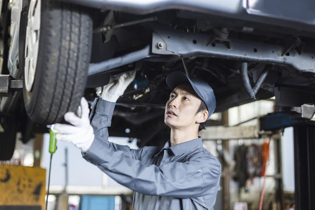 車体下部の点検・整備を受けている自動車