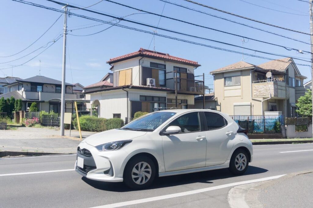 道路を走るコンパクトカー