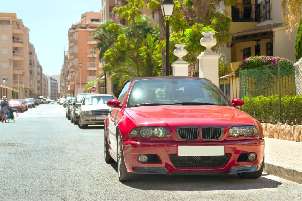 路上に停車したBMW M3