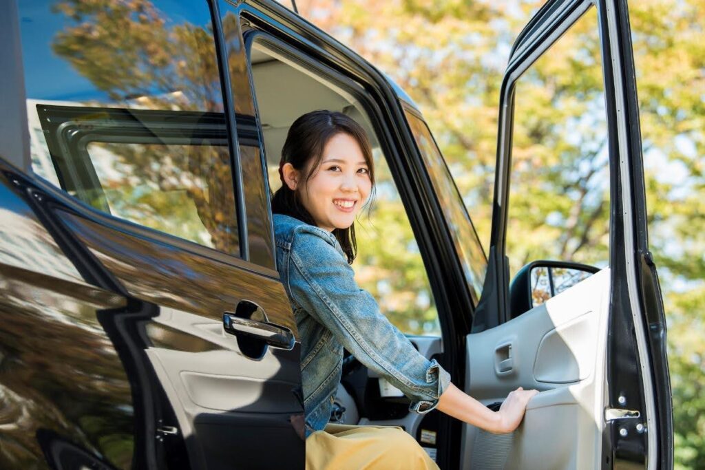 軽自動車に乗り込む女性