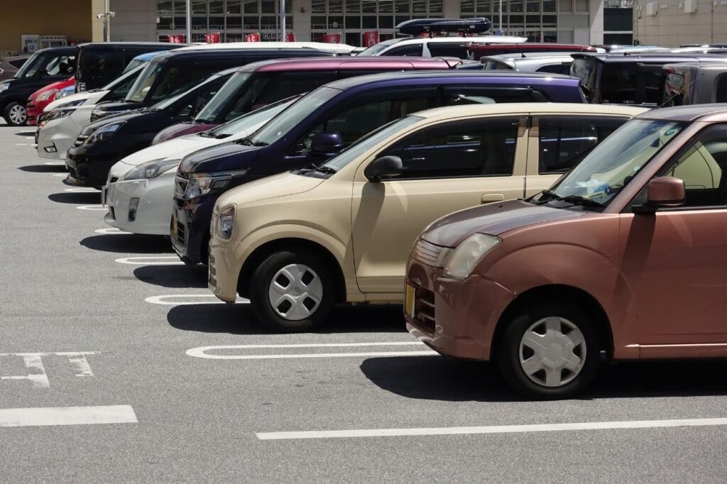 駐車場に並ぶ軽自動車や普通車