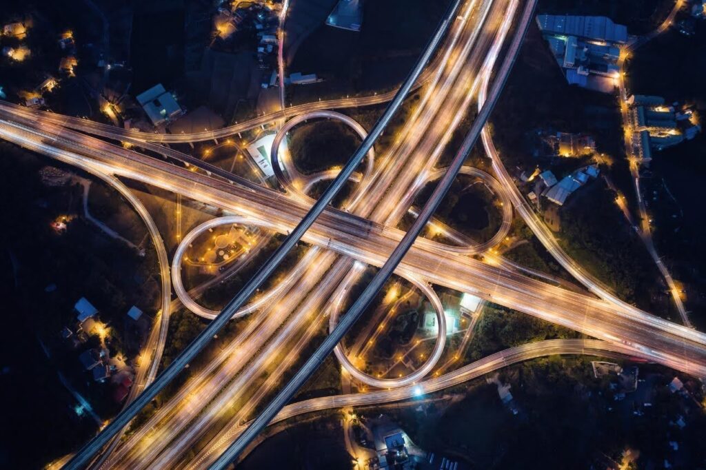 上空から撮影された夜の高速道路