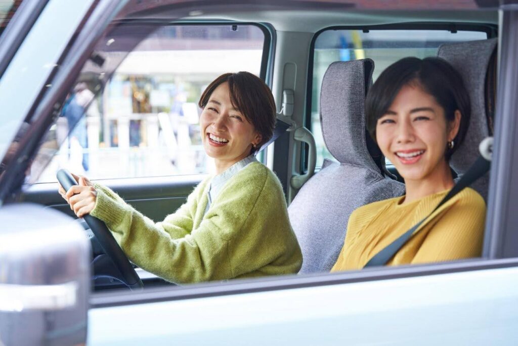 車内から笑顔を見せる2人の女性
