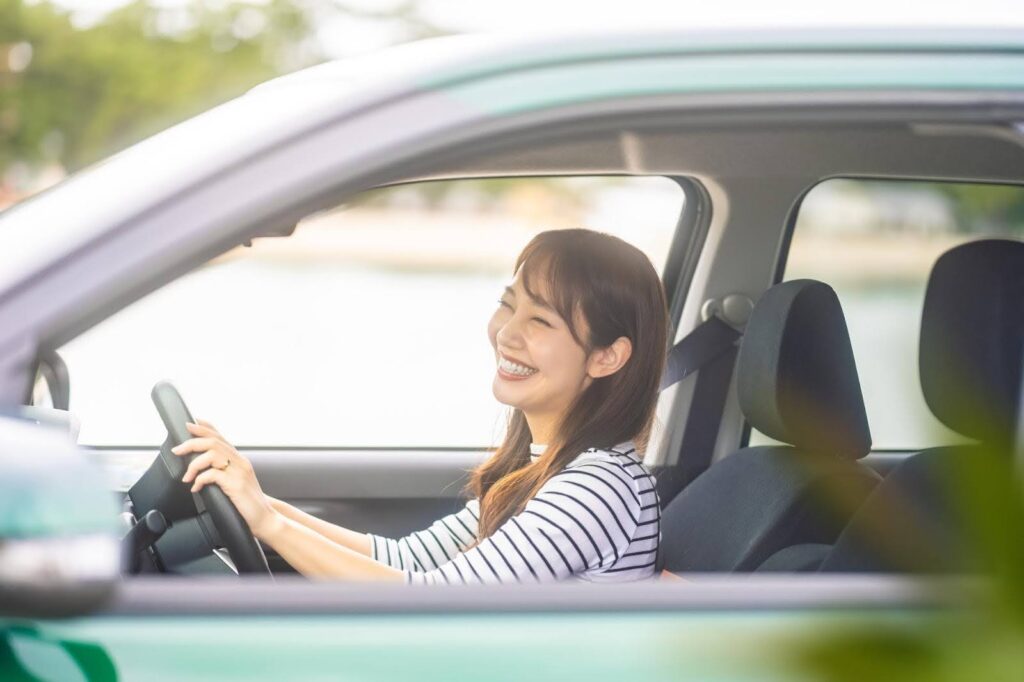 ドライブを楽しむ若い女性