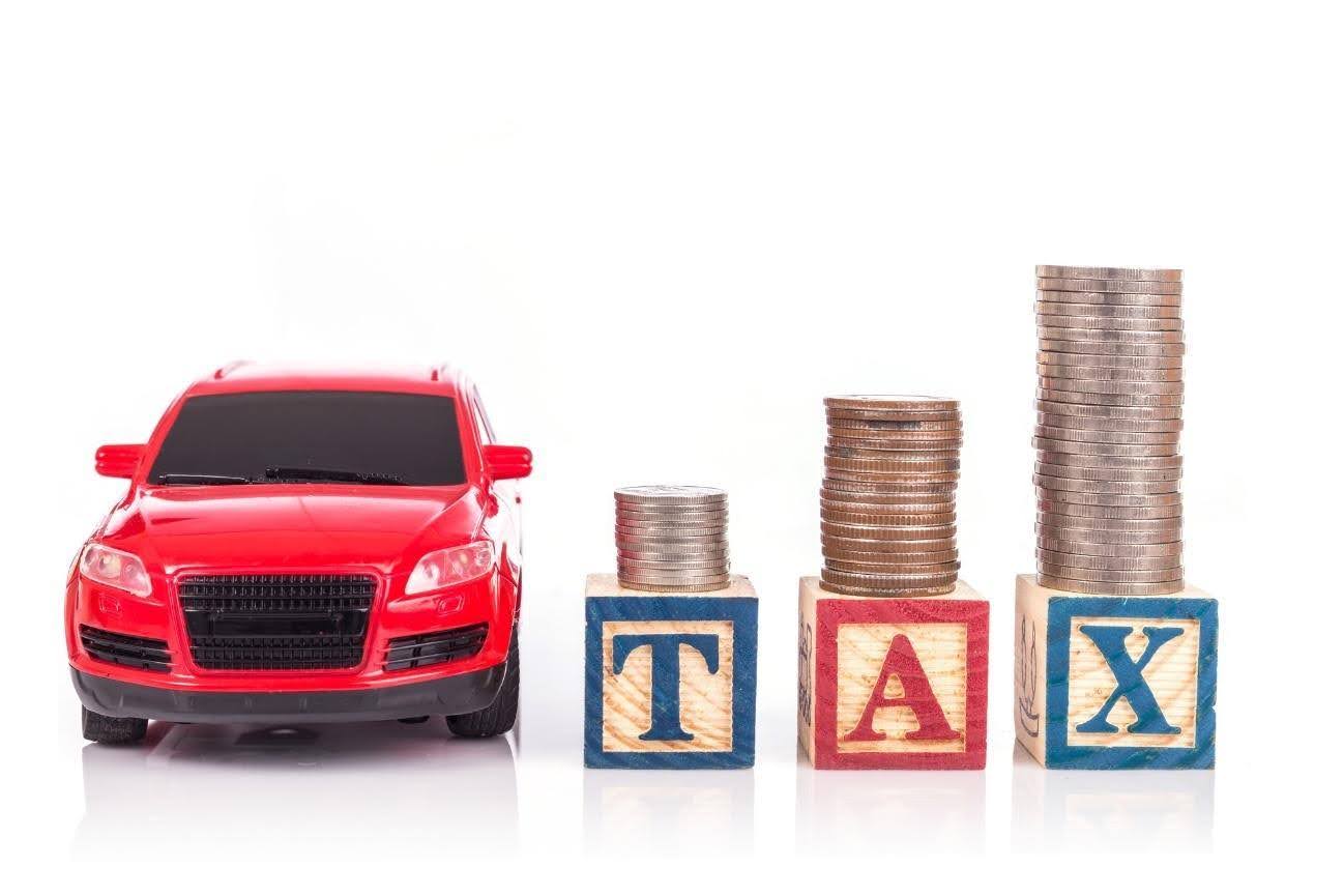 自動車にかかる税金はいくら?軽課や重課の仕組みや安く抑えるコツ