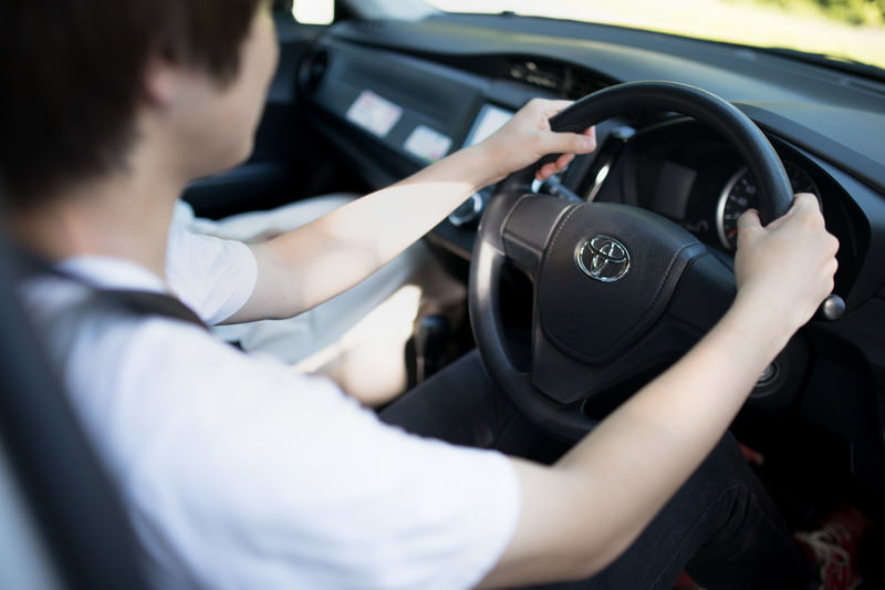 車内から見る運転してる人