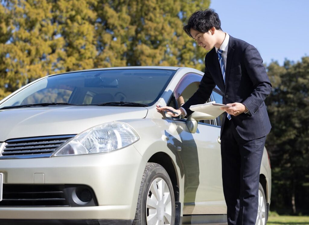 車の査定をするビジネスマン