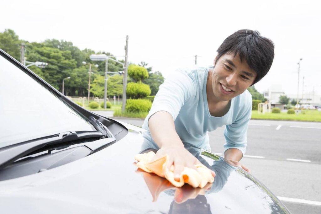 洗車する若い男性
