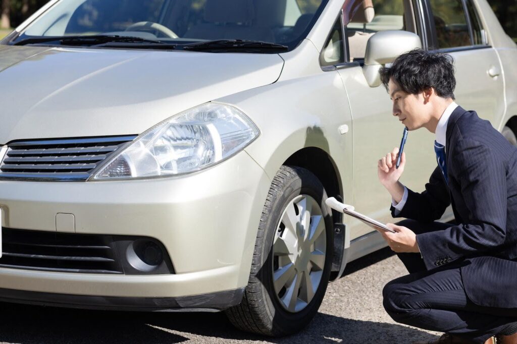 車の査定をするビジネスマン