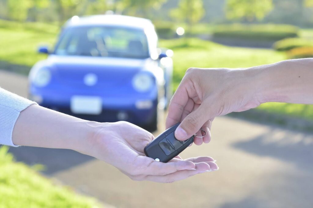 車の鍵を差し出す人と受け取る人