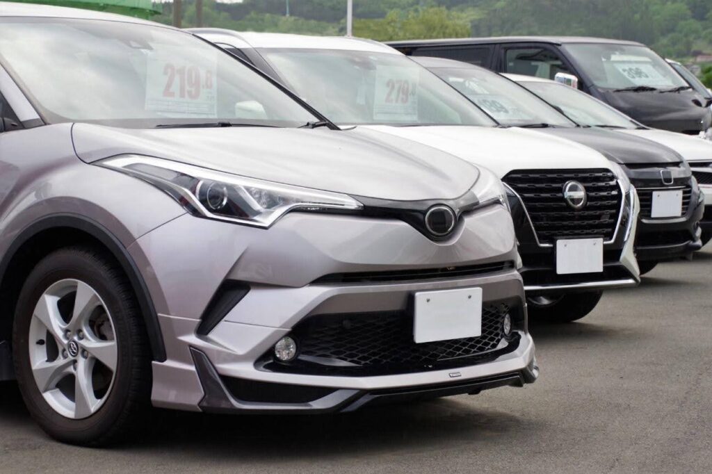 駐車場に並ぶ中古のコンパクトSUV