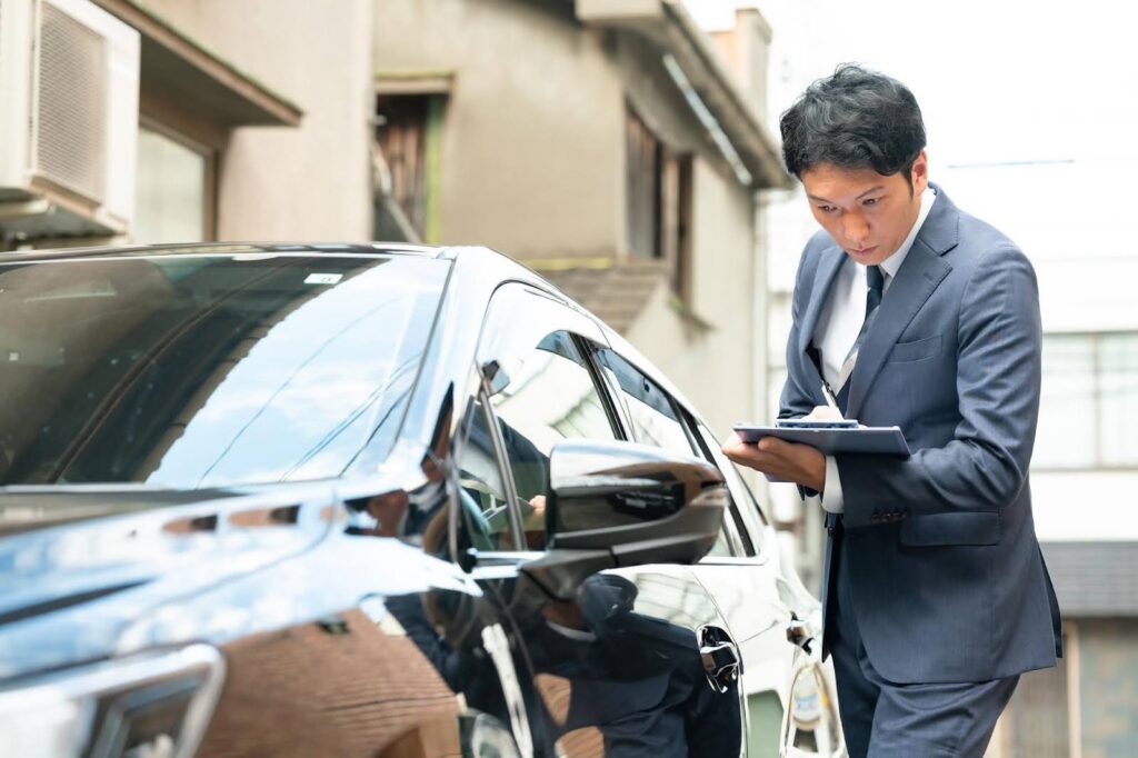 車を査定するビジネスマン