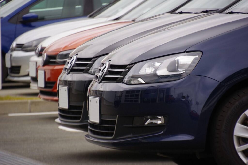 駐車場に並べられたコンパクトサイズの輸入車