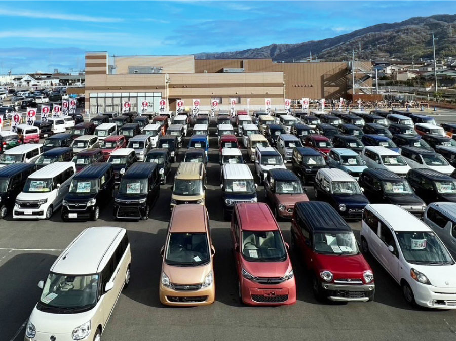 リバティ八尾店の車両展示場