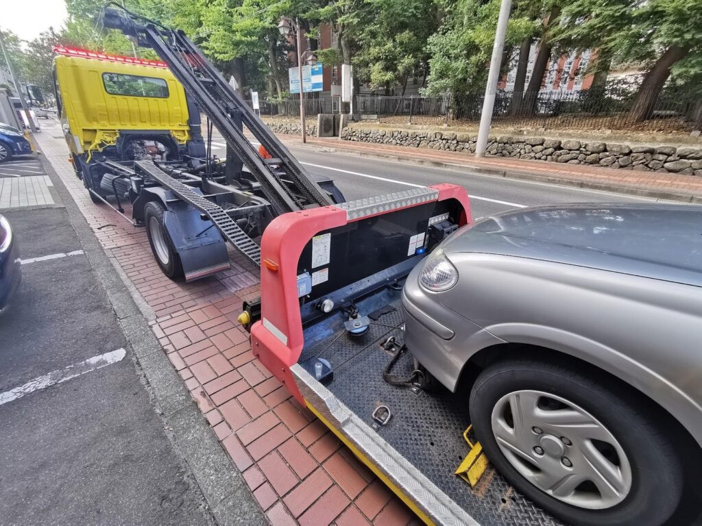 レッカー車で運ばれる車
