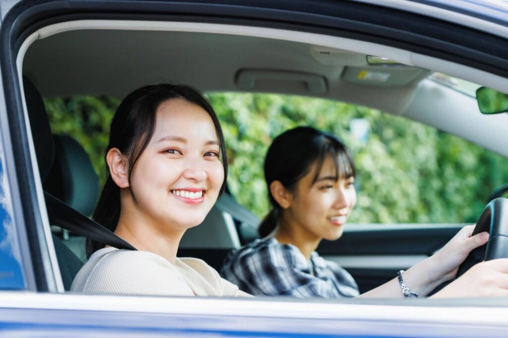 ドライブを楽しむ2人の若い女性