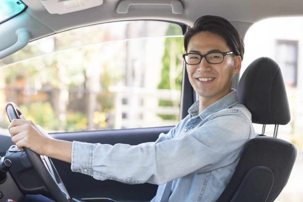 車を運転する笑顔の男性