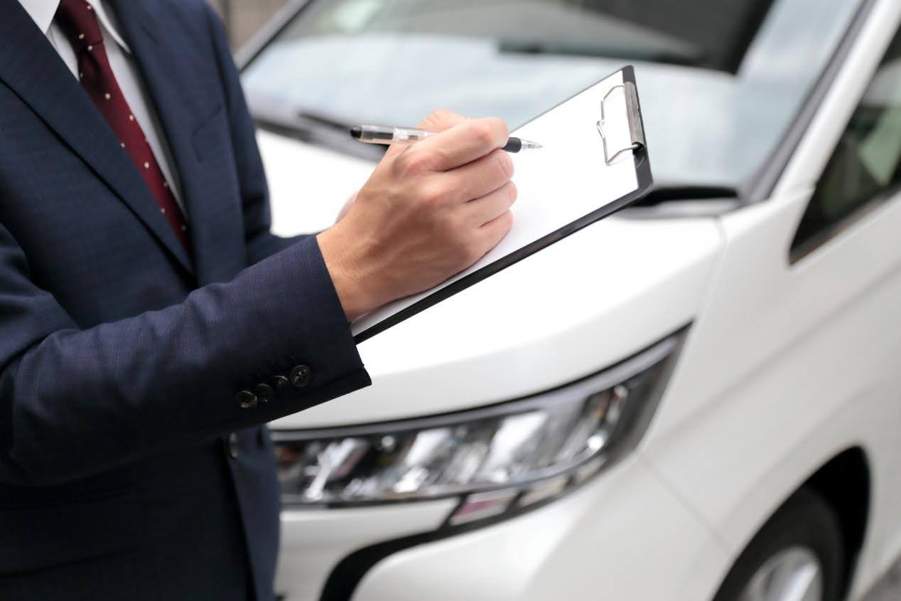 車を売るならディーラー？買取業者？それぞれのメリット・デメリットや高く売るコツを解説