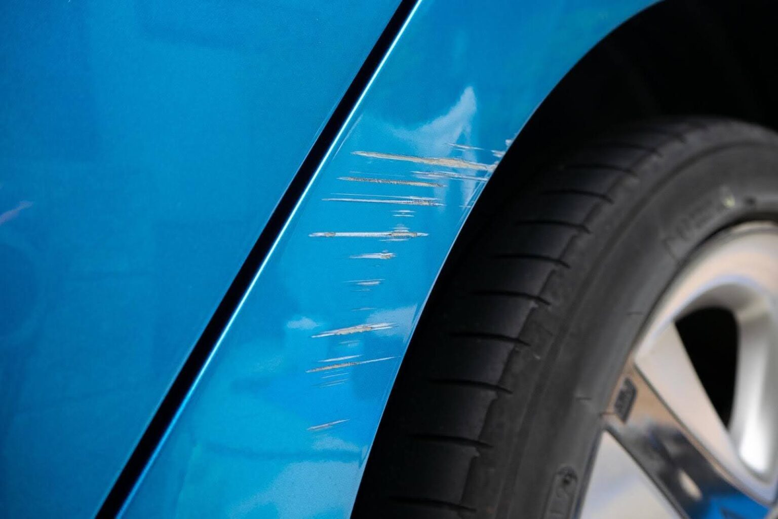 車の擦り傷の修理方法とは?傷の種類や修理に使う道具を解説!