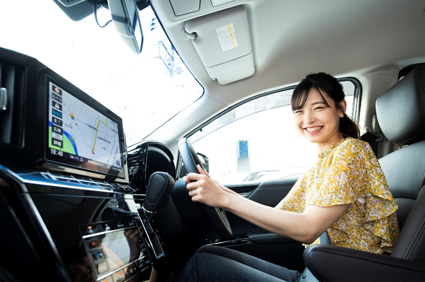 車を運転する笑顔の女性