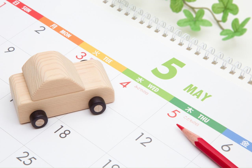 木製の車の模型とカレンダー