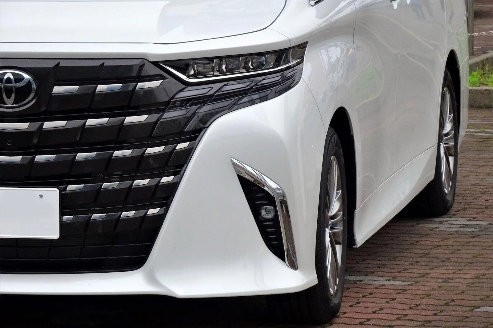 アルファードの幅はどのくらい?サイズ感や運転のコツを解説