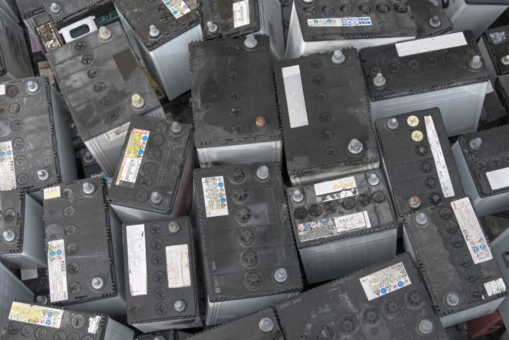 廃棄されたカーバッテリー