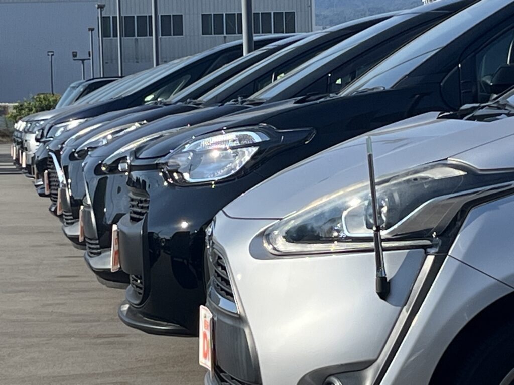 たくさん並んだ乗用車