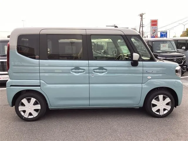 2025年式スペーシアのサイドビュー