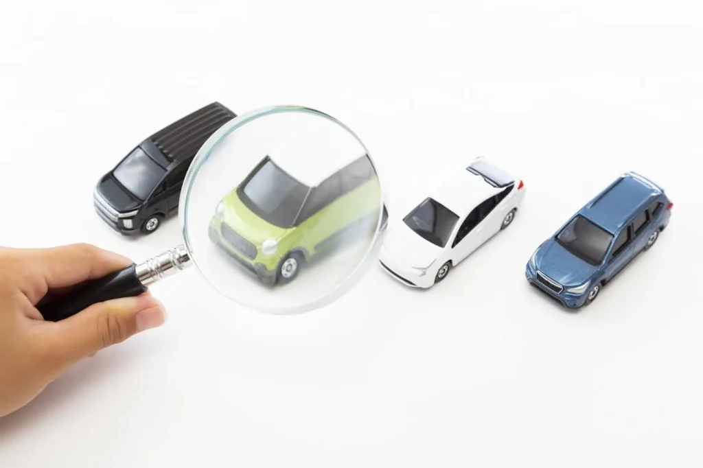 4つのミニカーと虫眼鏡