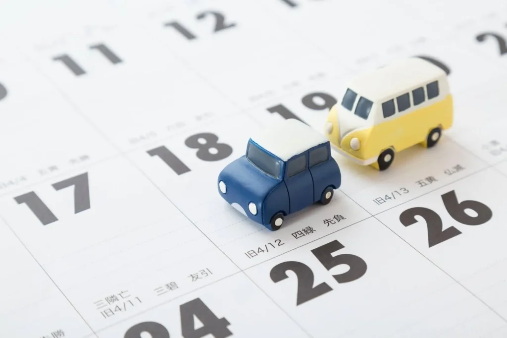 カレンダーの上に置かれた2つのミニカー