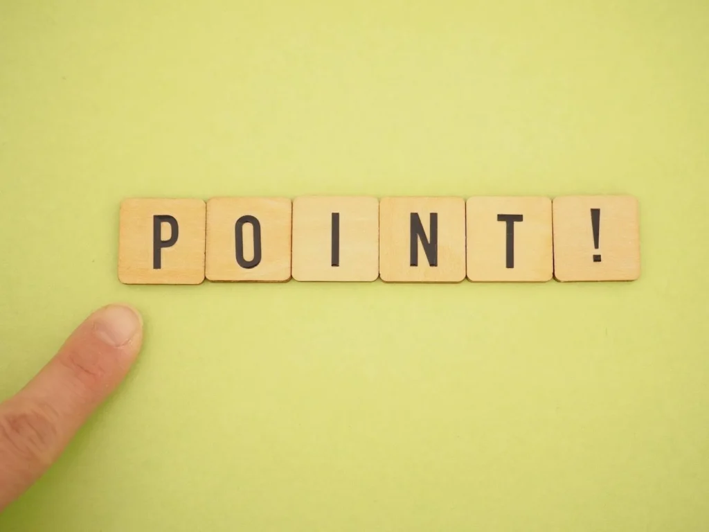 POINT！と書かれた木製のプレートを指さす様子