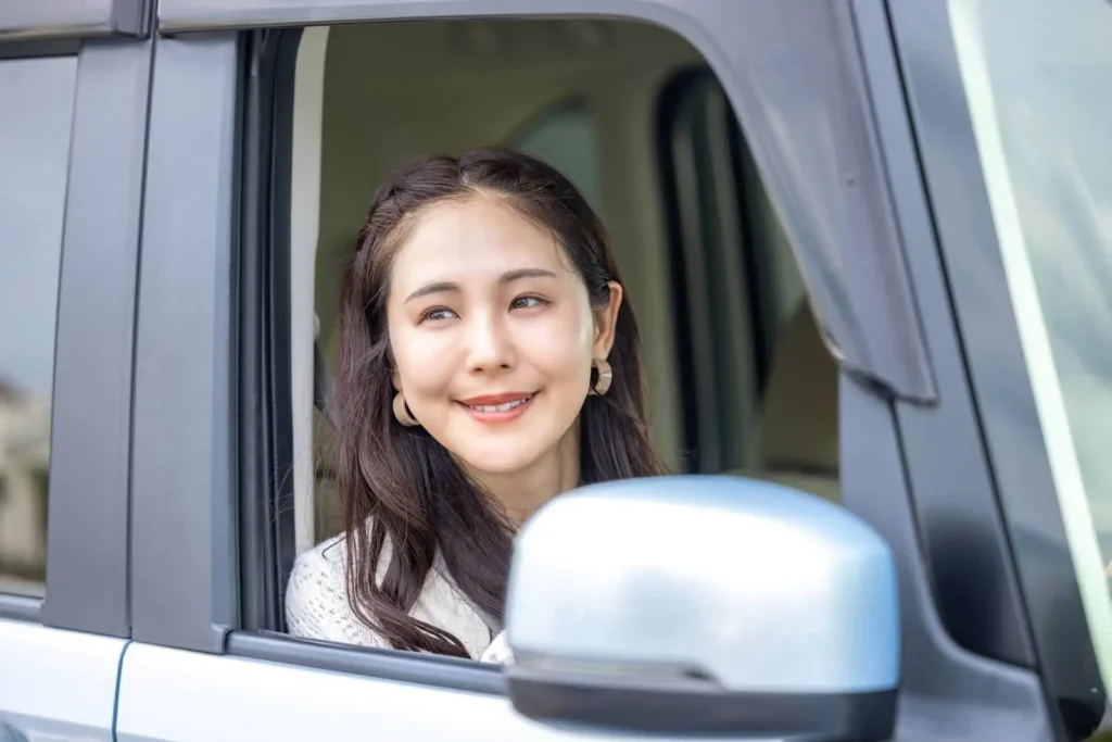 軽自動車に乗る女性