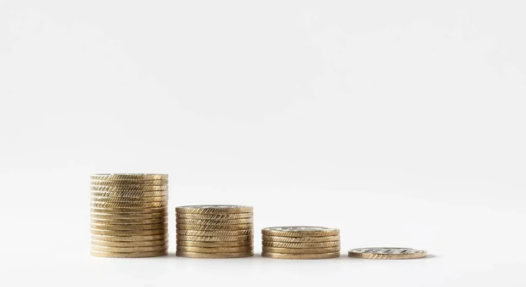 右肩下がりに積まれたコイン