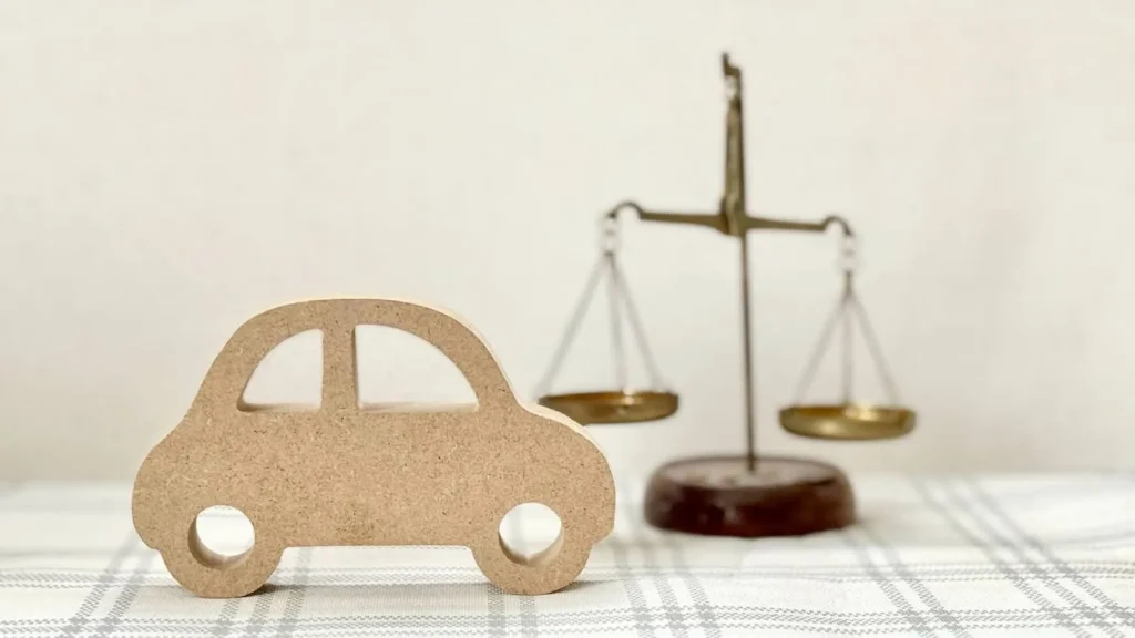 車と天秤のオブジェ