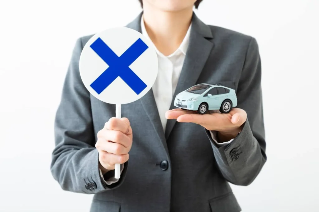 ミニカーとバツ印のプレート