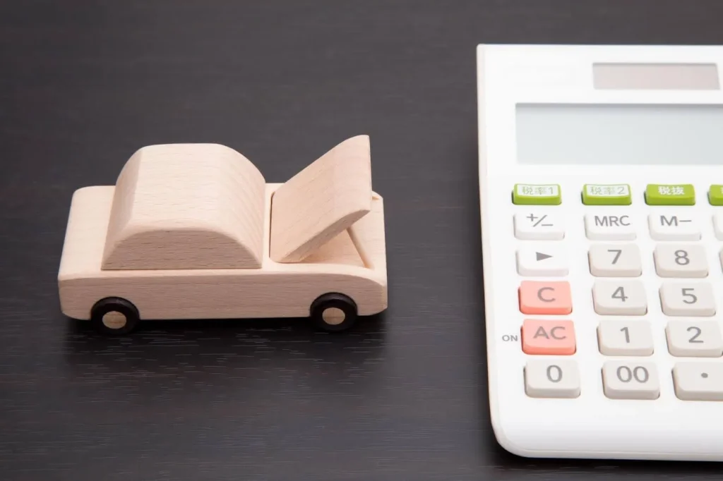 電卓と木製の車