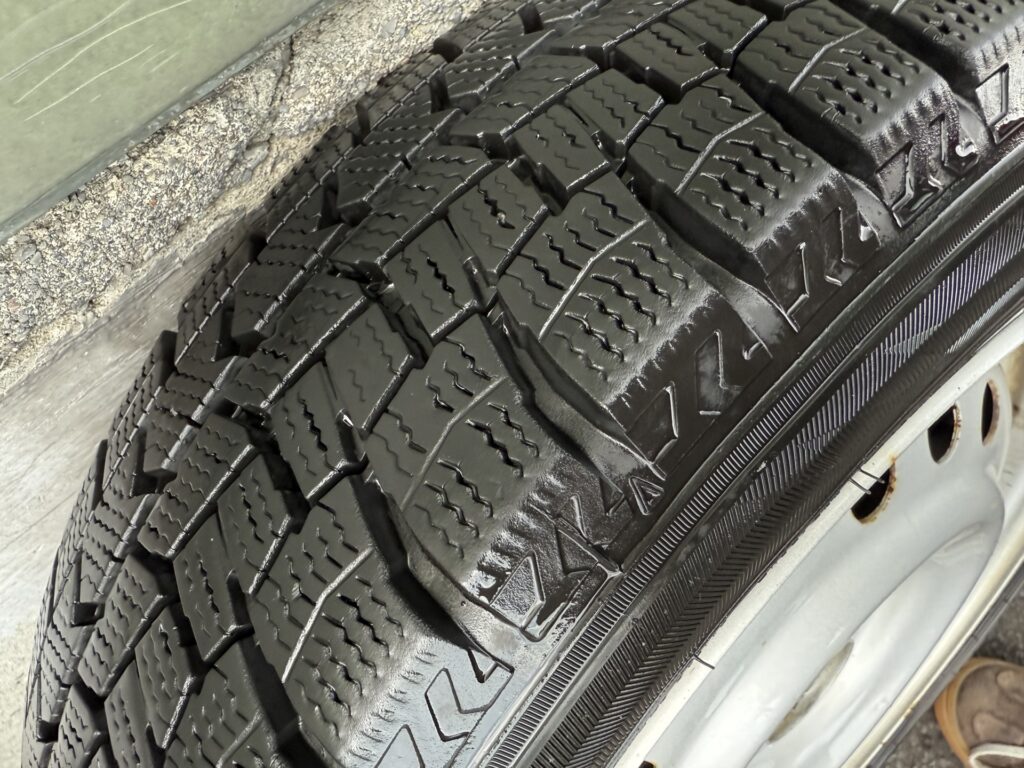 スタッドレスタイヤのアップの写真