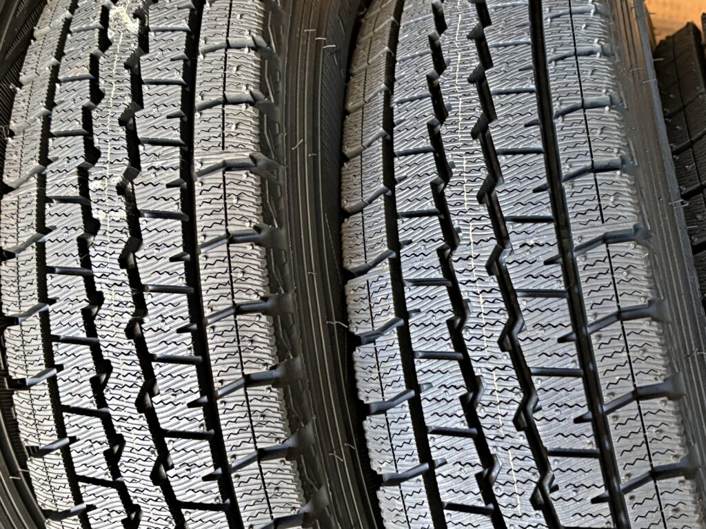 スタッドレスタイヤの溝