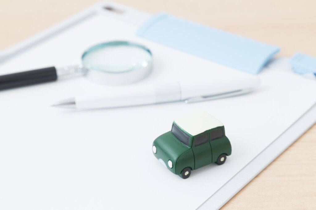 ミニカーとペンや虫眼鏡