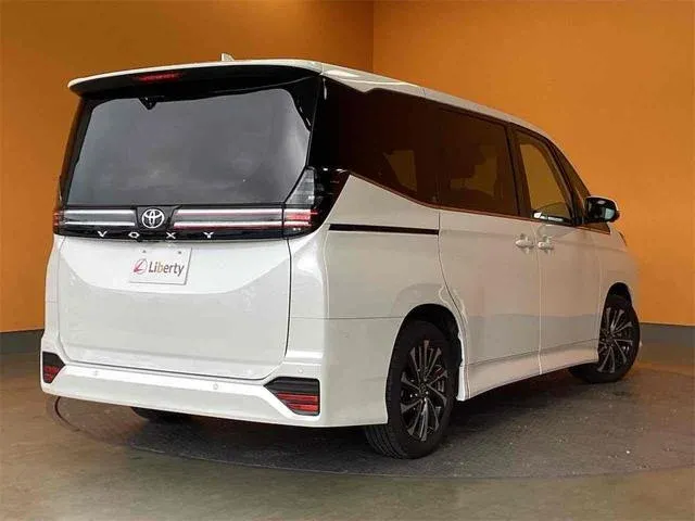 お買い得なヴォクシー探しはリバティへお任せください