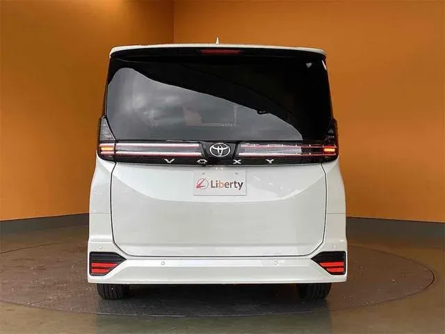 ヴォクシーは横幅が3ナンバー規格に該当するミニバン