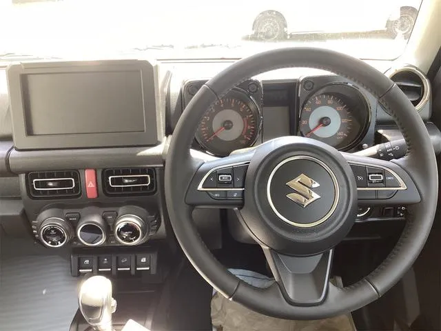 ジムニーはグレードによって快適装備や質感が異なってくる